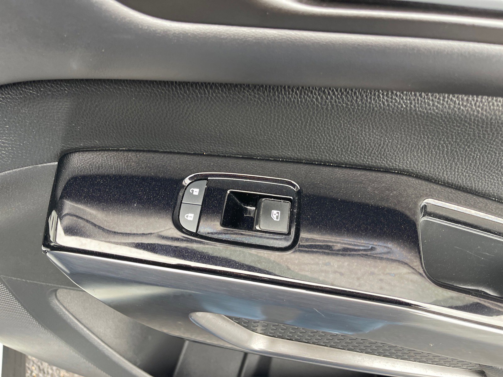 Used 2023 Nissan Pathfinder SL w/ Black Appearance Package image 19