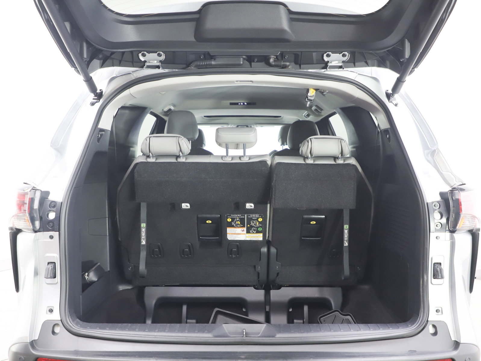 Used 2025 Toyota Sienna XLE image 18