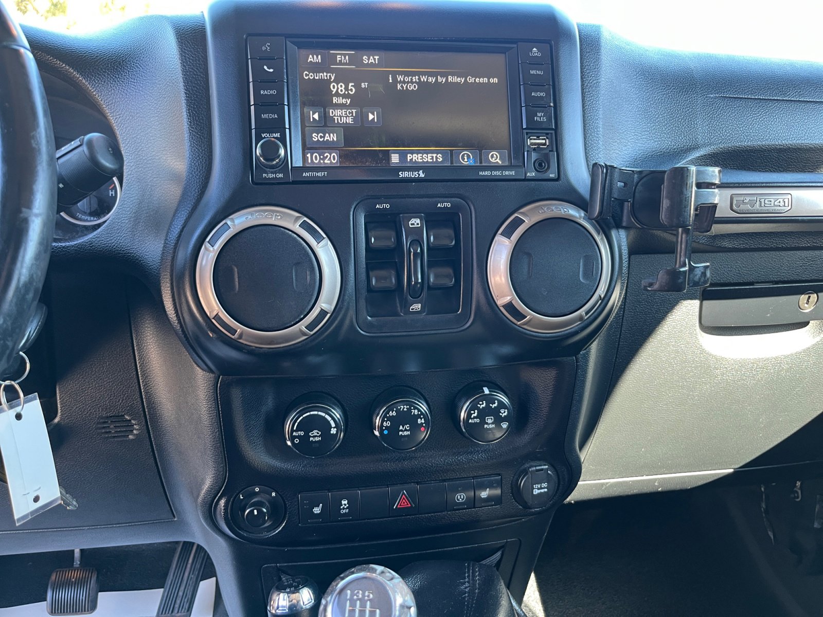 Used 2016 Jeep Wrangler Unlimited Sahara image 12