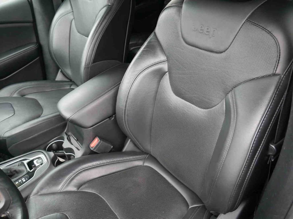 Used 2019 Jeep Cherokee Limited image 29