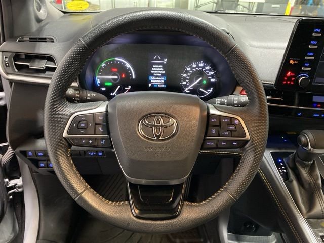 Used 2022 Toyota Sienna XLE Woodland Edition image 13