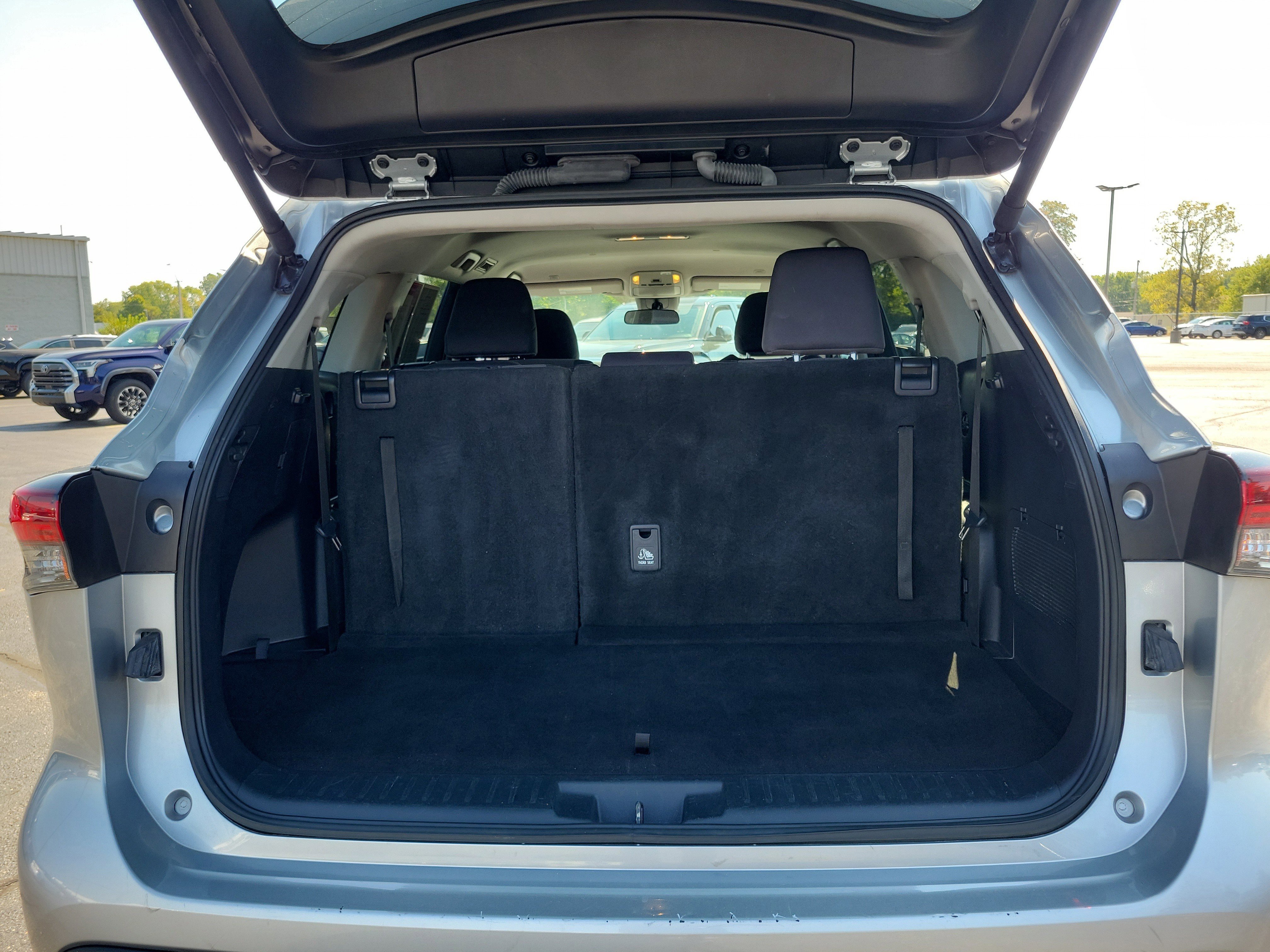 Used 2024 Toyota Highlander LE image 8