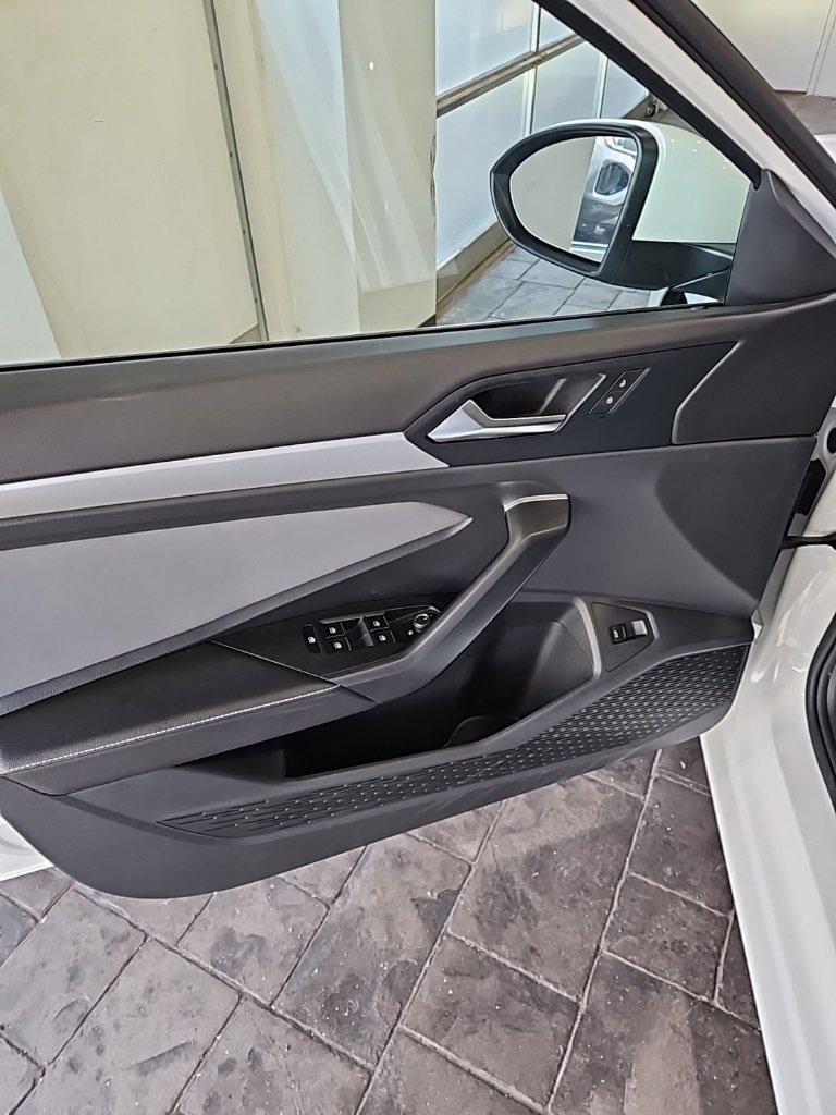 Used 2025 Volkswagen Jetta SE image 25