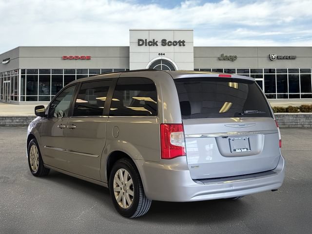 Used 2016 Chrysler Town & Country Touring FWD image 3