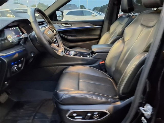 Used 2023 Jeep Grand Cherokee Overland w/ Advanced Protech Group III image 5