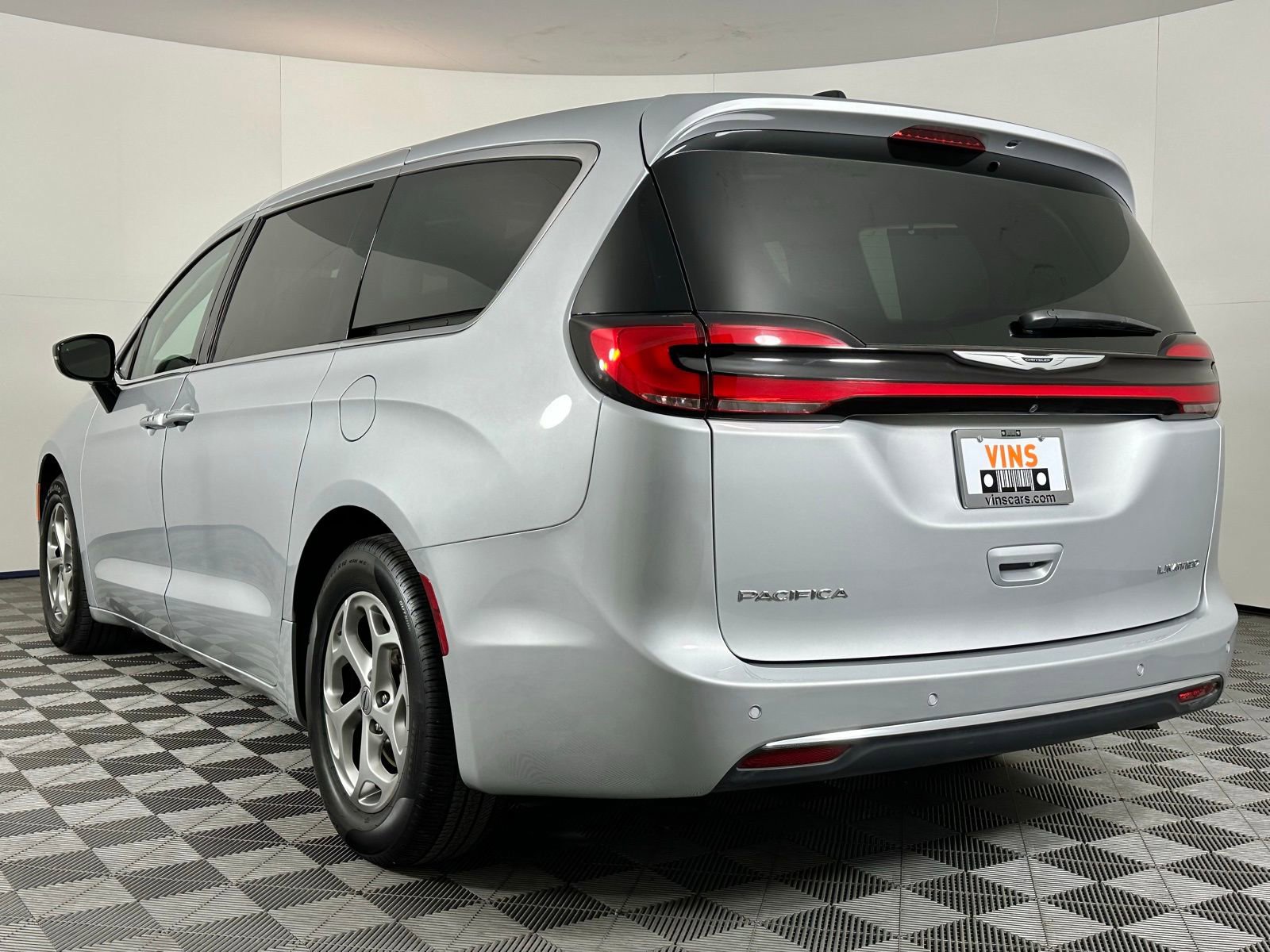 Used 2024 Chrysler Pacifica Limited image 39