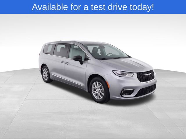 Used 2024 Chrysler Pacifica Touring-L FWD image 3