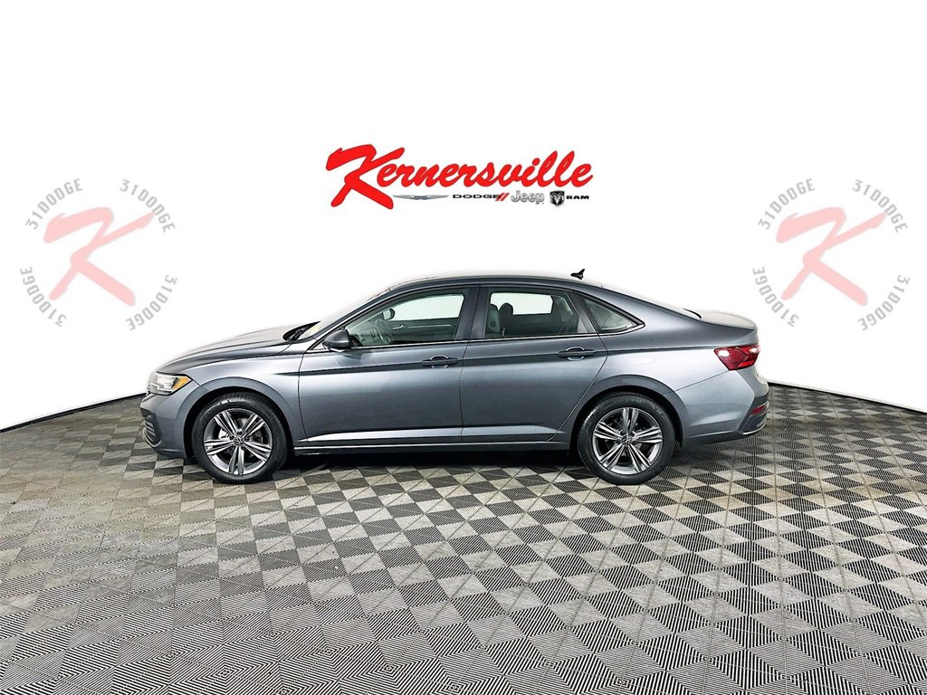 Used 2024 Volkswagen Jetta SE image 4