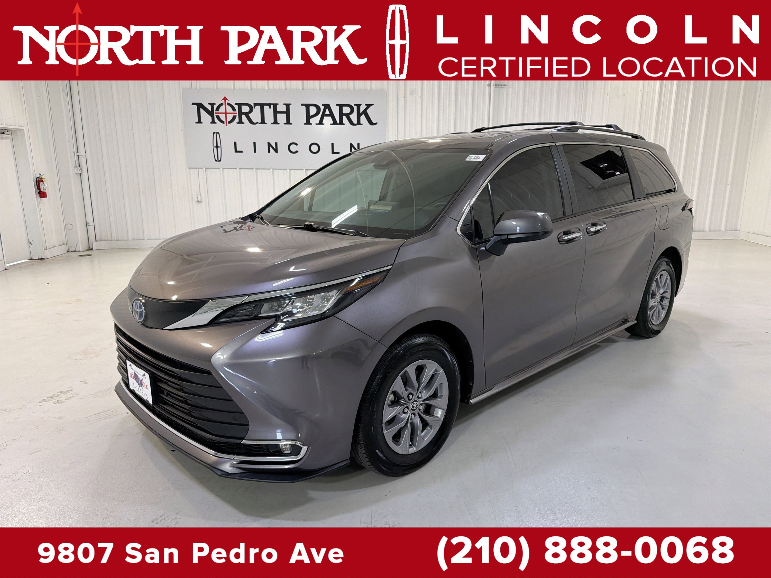 Used 2023 Toyota Sienna XLE image 1