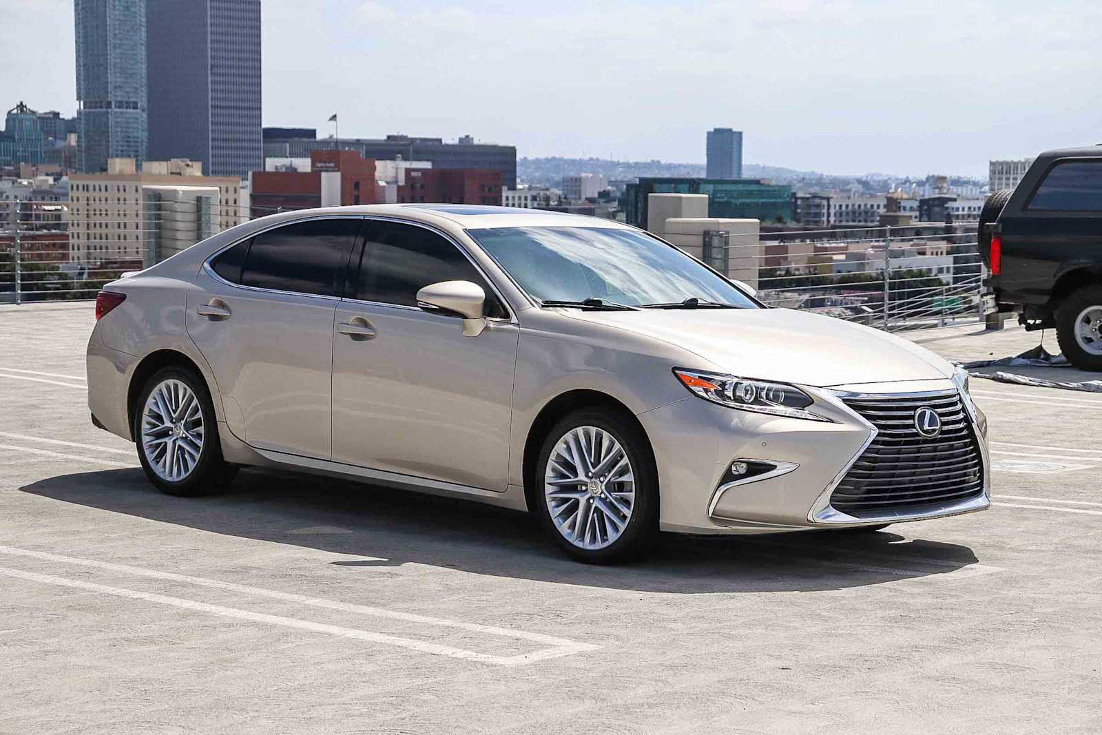 Used 2016 Lexus ES 350 w/ Luxury Package w/Wood Trim FWD image 3