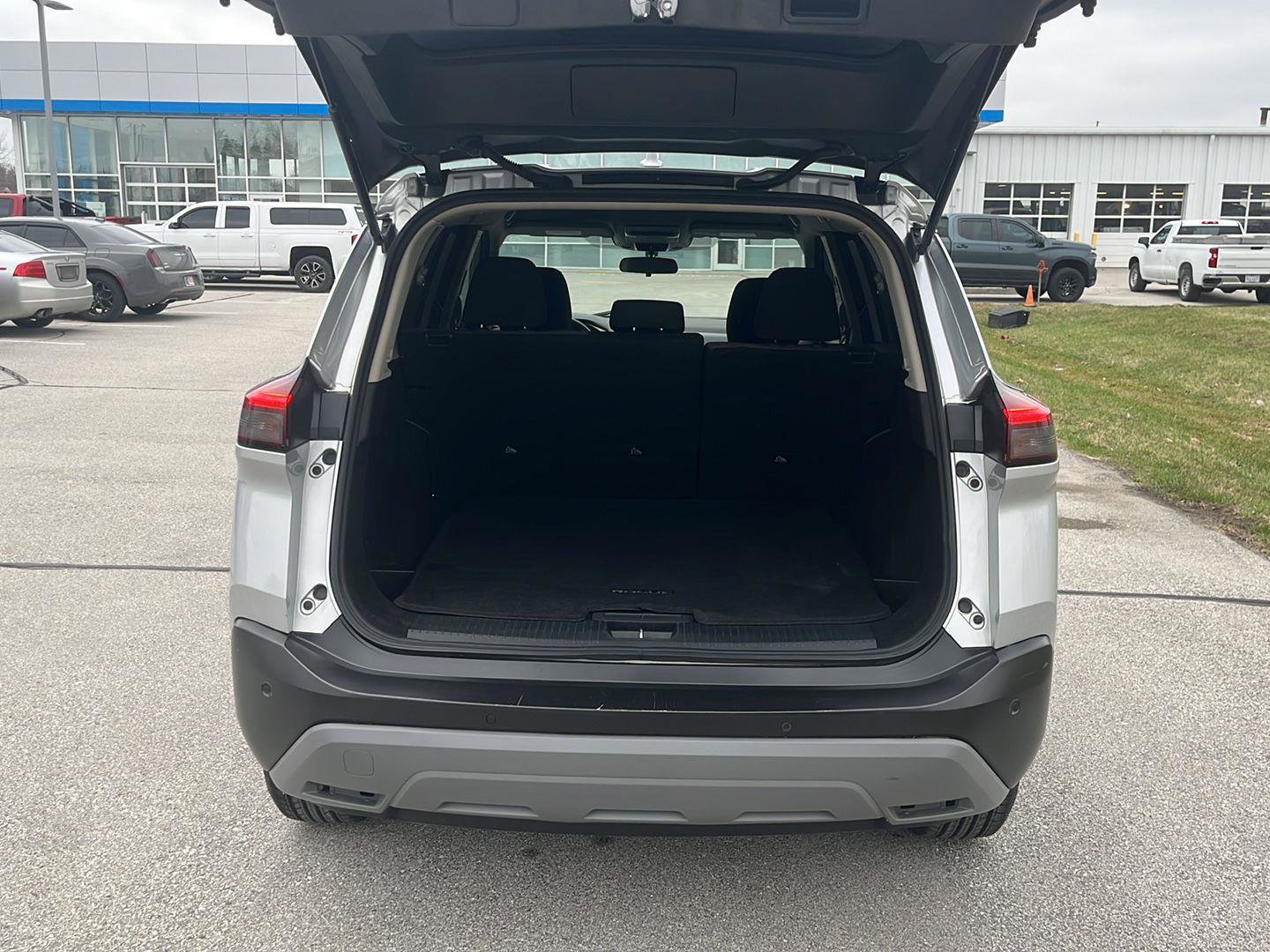 Used 2022 Nissan Rogue SV image 5