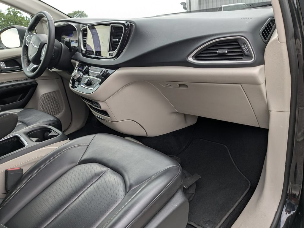 Used 2023 Chrysler Pacifica Touring-L FWD image 16
