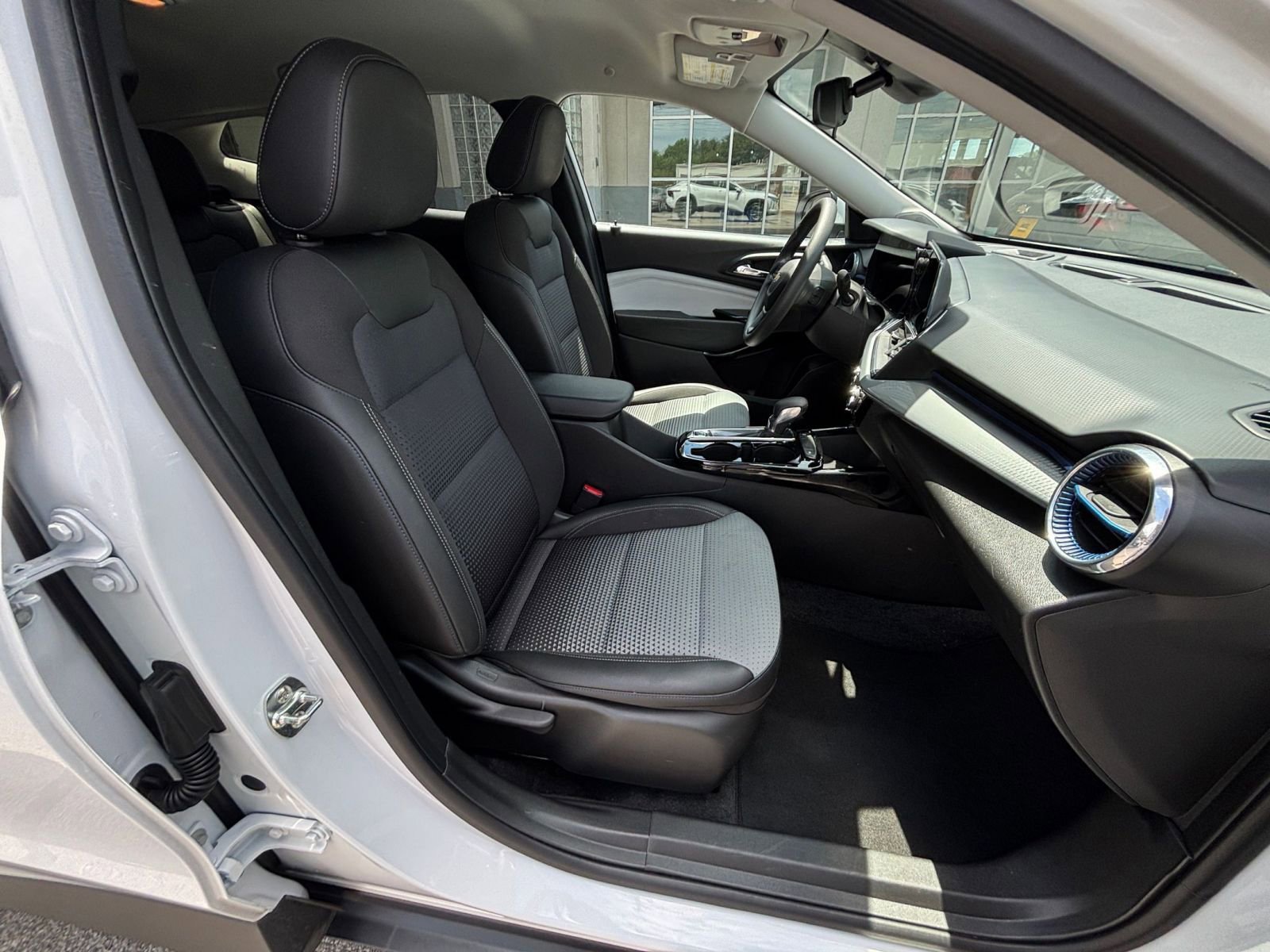 Used 2025 Chevrolet Trax LT FWD image 36