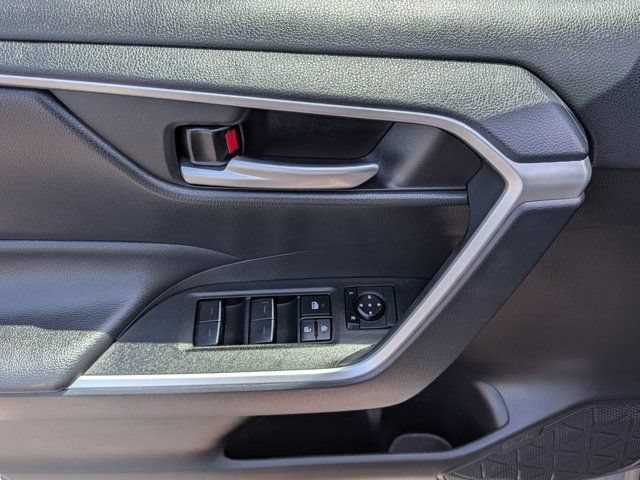 Used 2025 Toyota RAV4 XLE AWD/4WD image 18