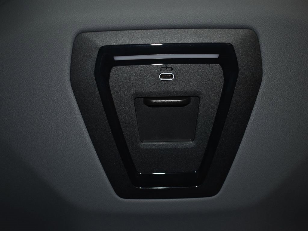 New 2026 BMW 550e xDrive w/ Premium Package image 19