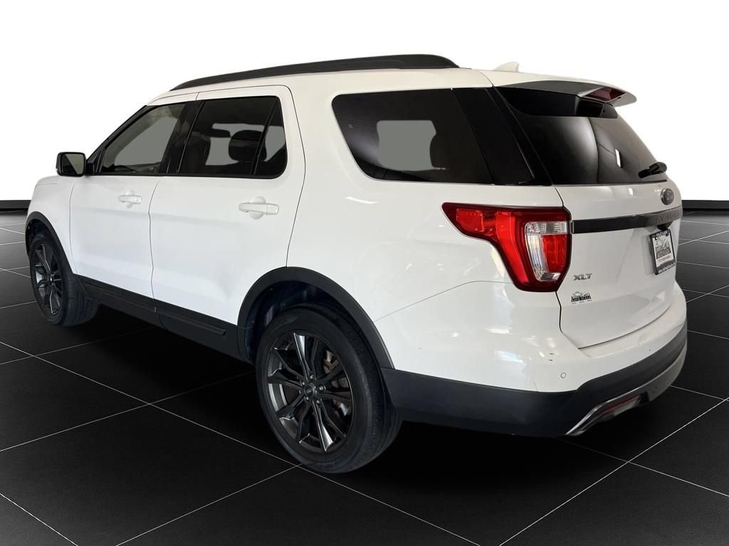 Used 2017 Ford Explorer XLT w/ Equipment Group 202A AWD/4WD image 3