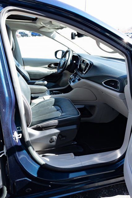 Used 2023 Chrysler Pacifica Limited FWD image 15