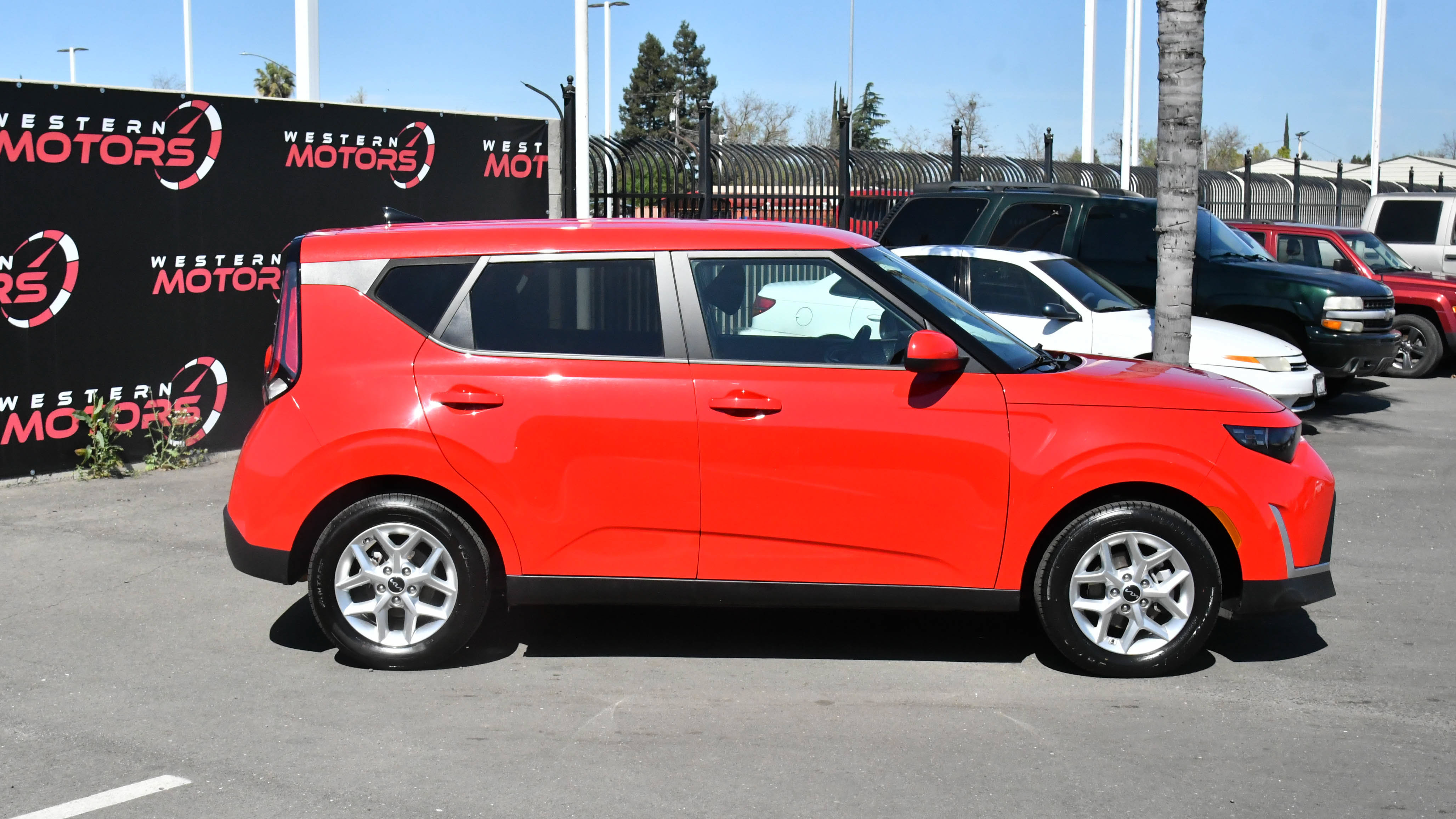 Used 2024 Kia Soul LX w/ Option Group 015 FWD image 9