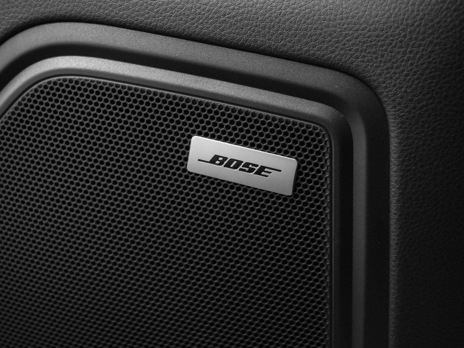 Certified 2025 Porsche Macan AWD/4WD image 35