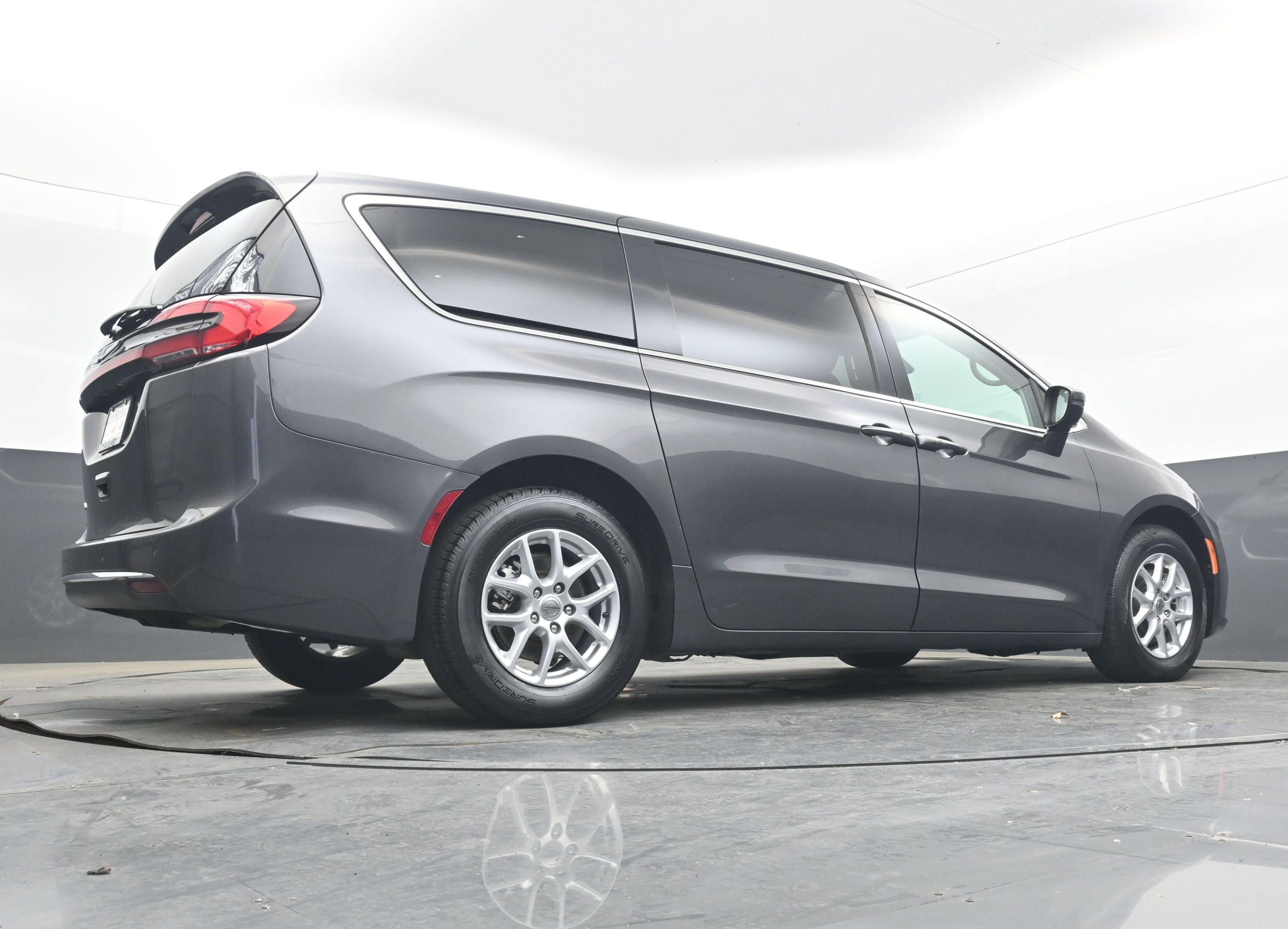 Used 2023 Chrysler Pacifica Touring-L image 30