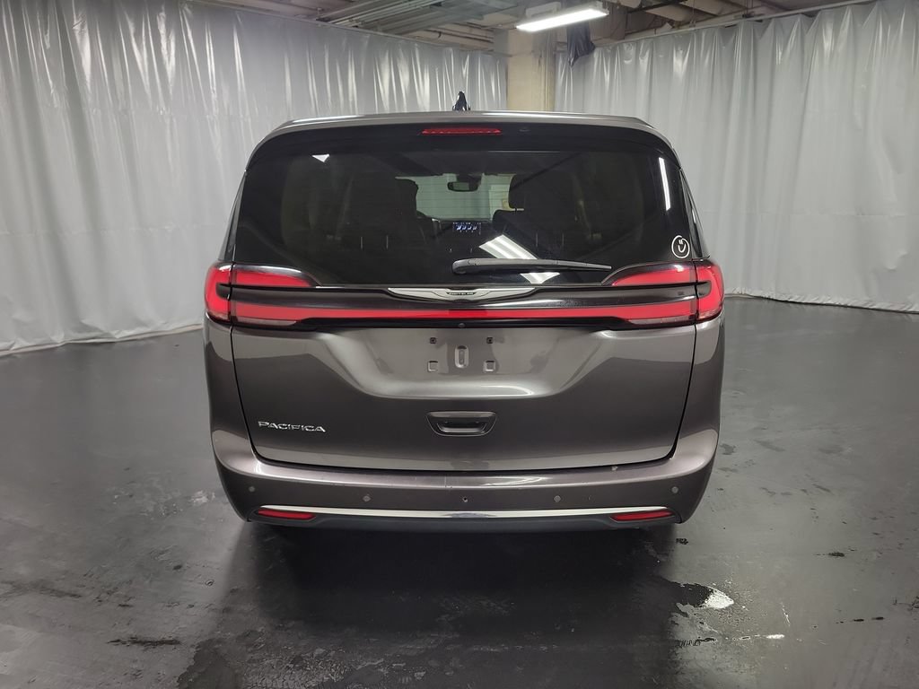 Used 2023 Chrysler Pacifica Touring-L FWD image 7