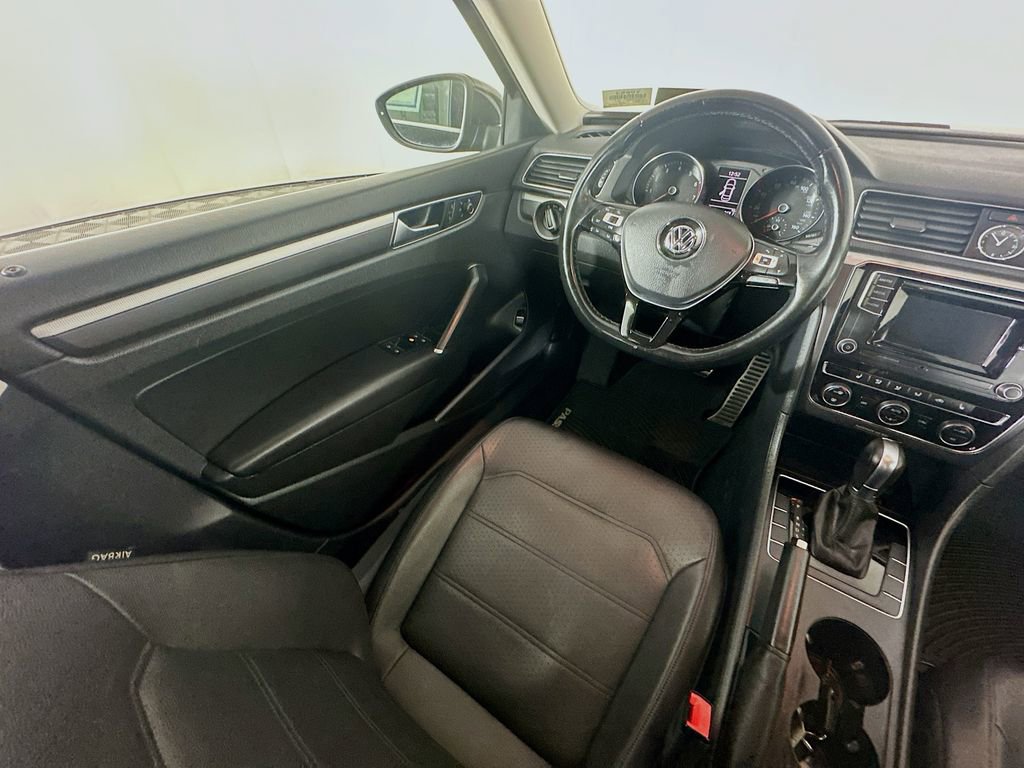 Used 2016 Volkswagen Passat 1.8T R-Line image 9