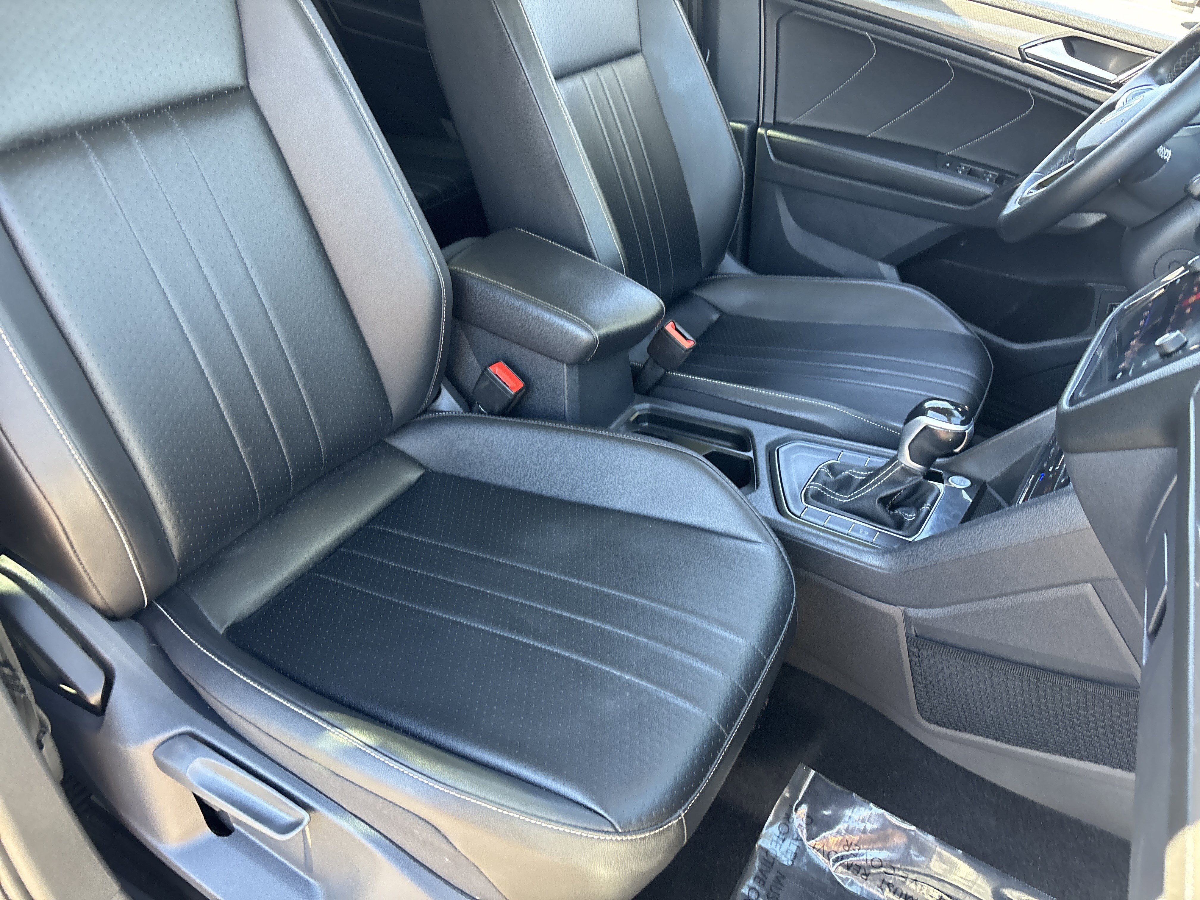 Used 2022 Volkswagen Tiguan SE w/ Panoramic Sunroof Package image 9