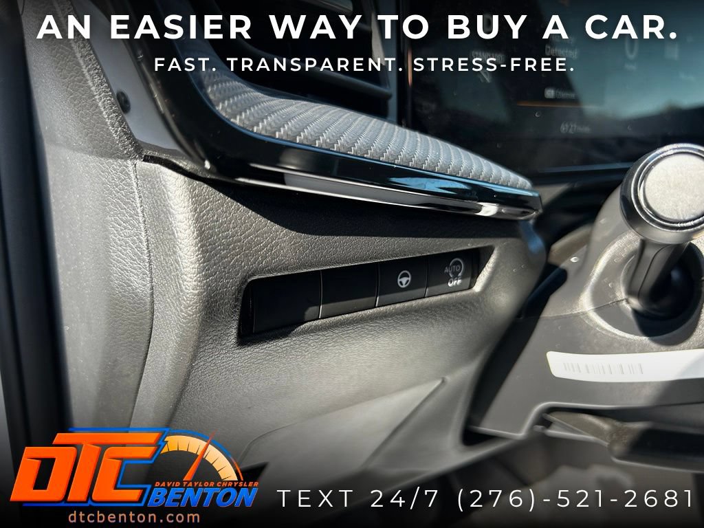 Used 2025 Nissan Kicks SR FWD image 13