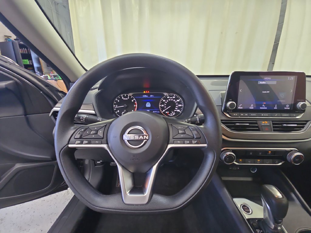 Used 2025 Nissan Altima 2.5 SV FWD image 14