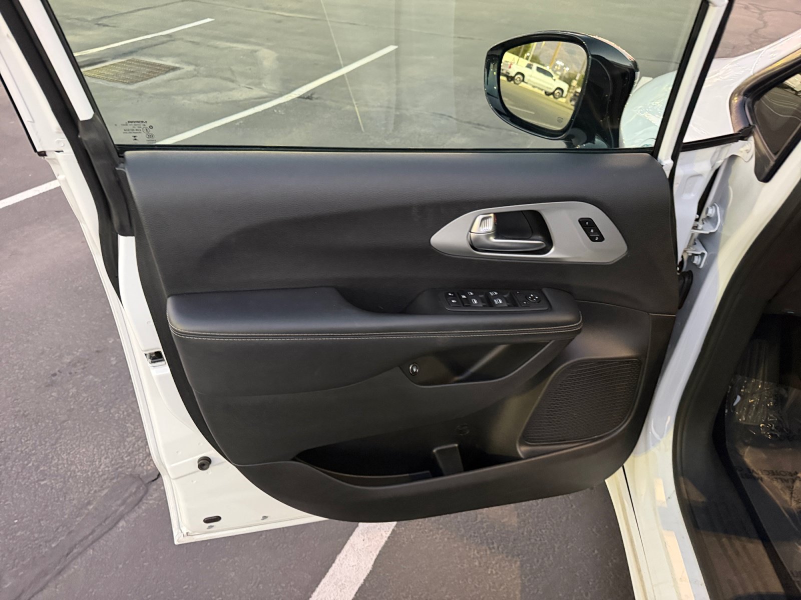 Used 2024 Chrysler Pacifica Limited FWD image 13