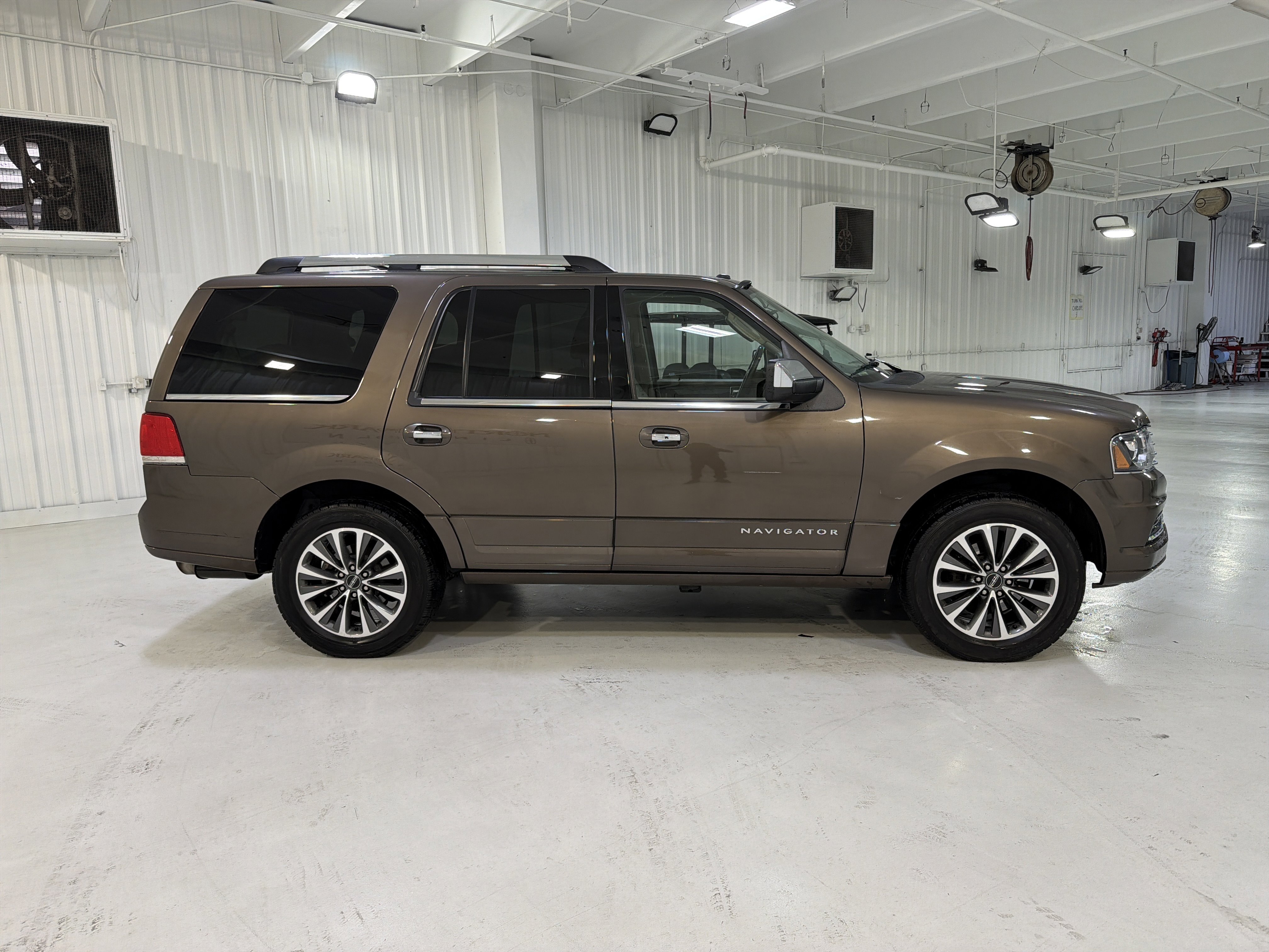 Used 2015 Lincoln Navigator 2WD image 6