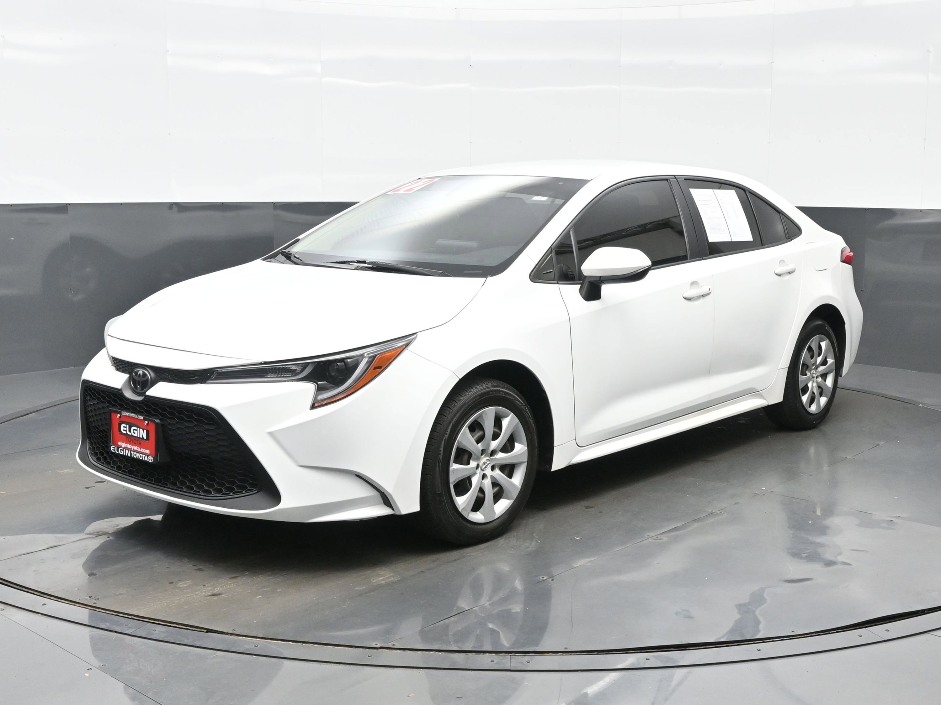 Used 2022 Toyota Corolla LE FWD image 2