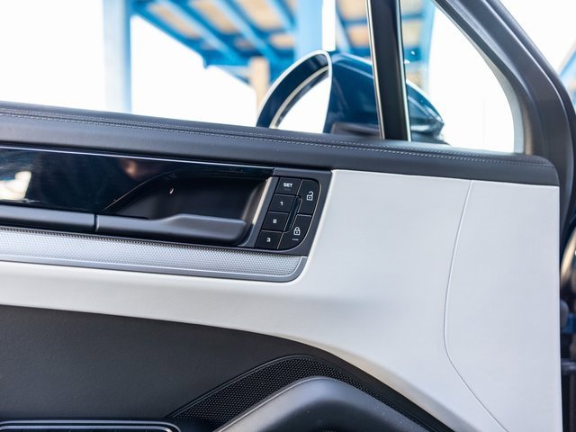 Certified 2025 Porsche Cayenne Coupe image 38