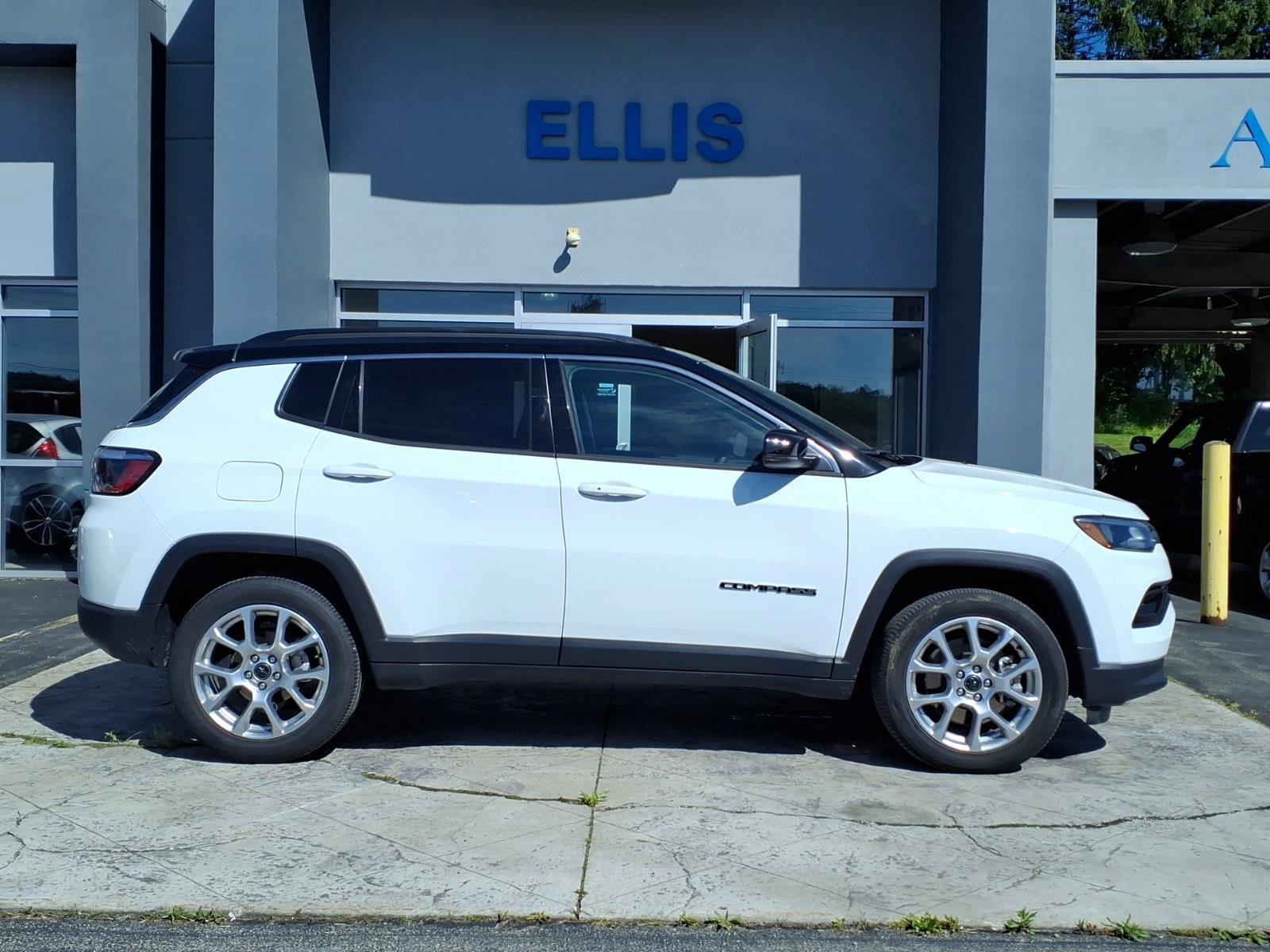 Used 2025 Jeep Compass Limited AWD/4WD image 2