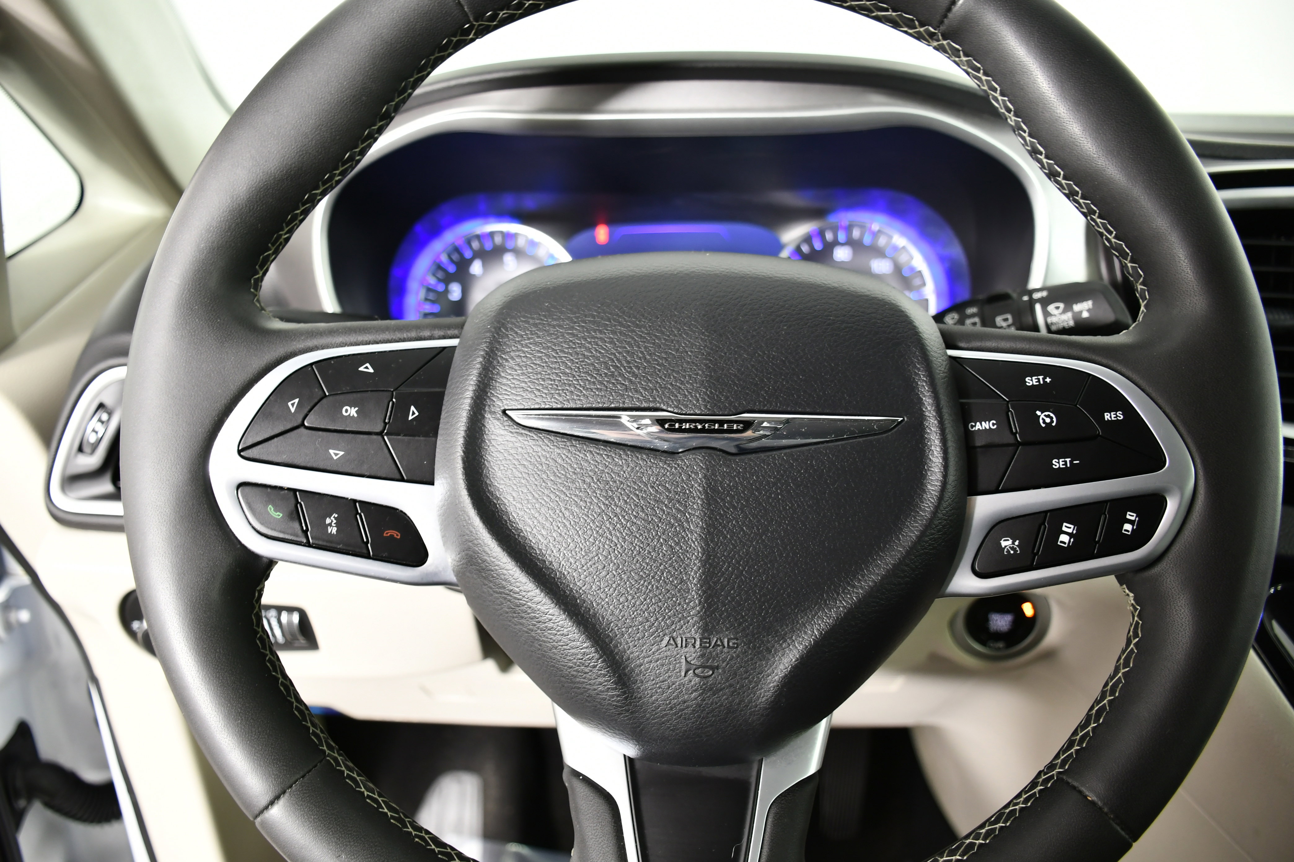 Used 2024 Chrysler Pacifica Touring-L image 19