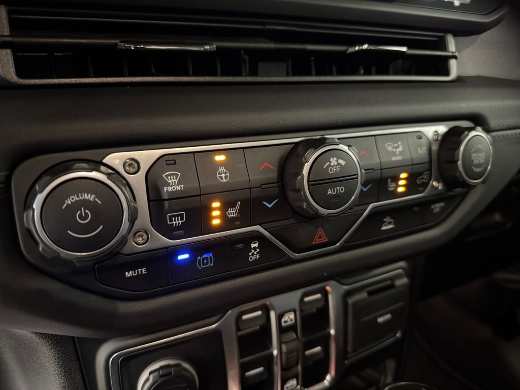 Used 2025 Jeep Wrangler Unlimited Sahara image 30