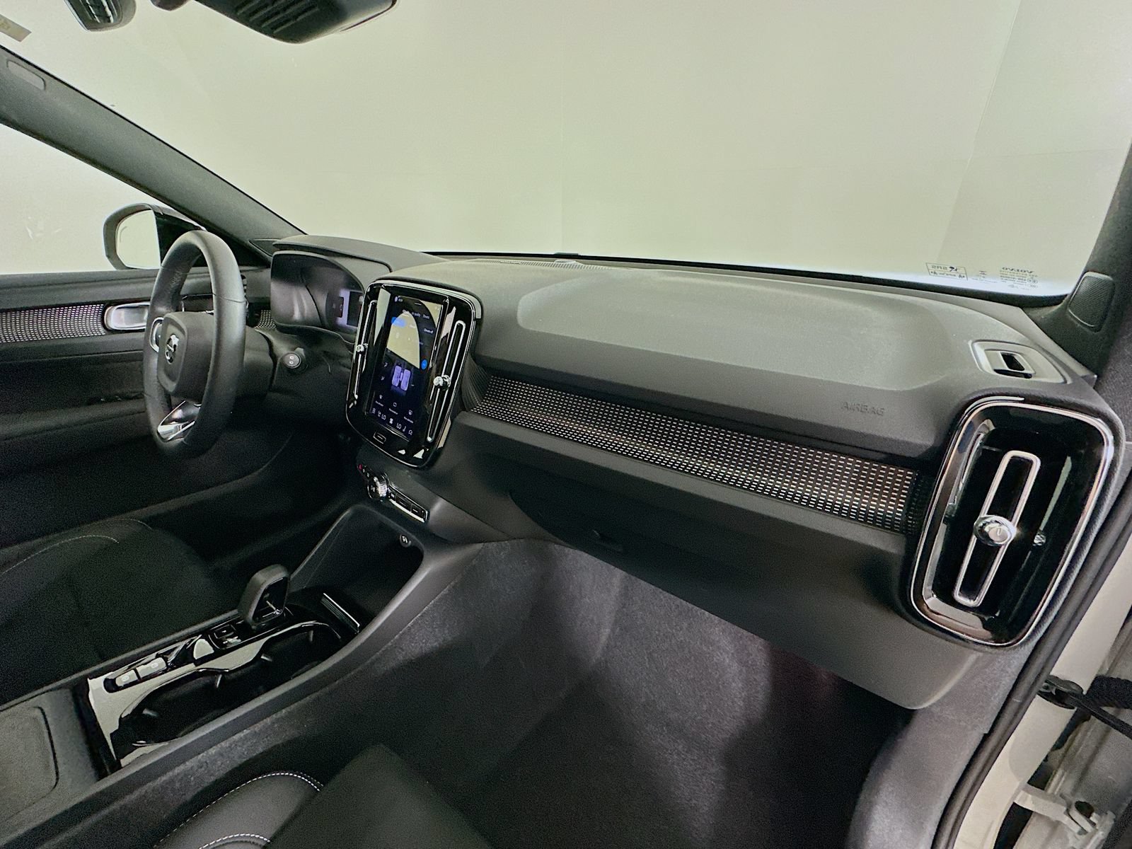 Used 2024 Volvo XC40 B5 Ultimate w/ Climate Package AWD/4WD image 44