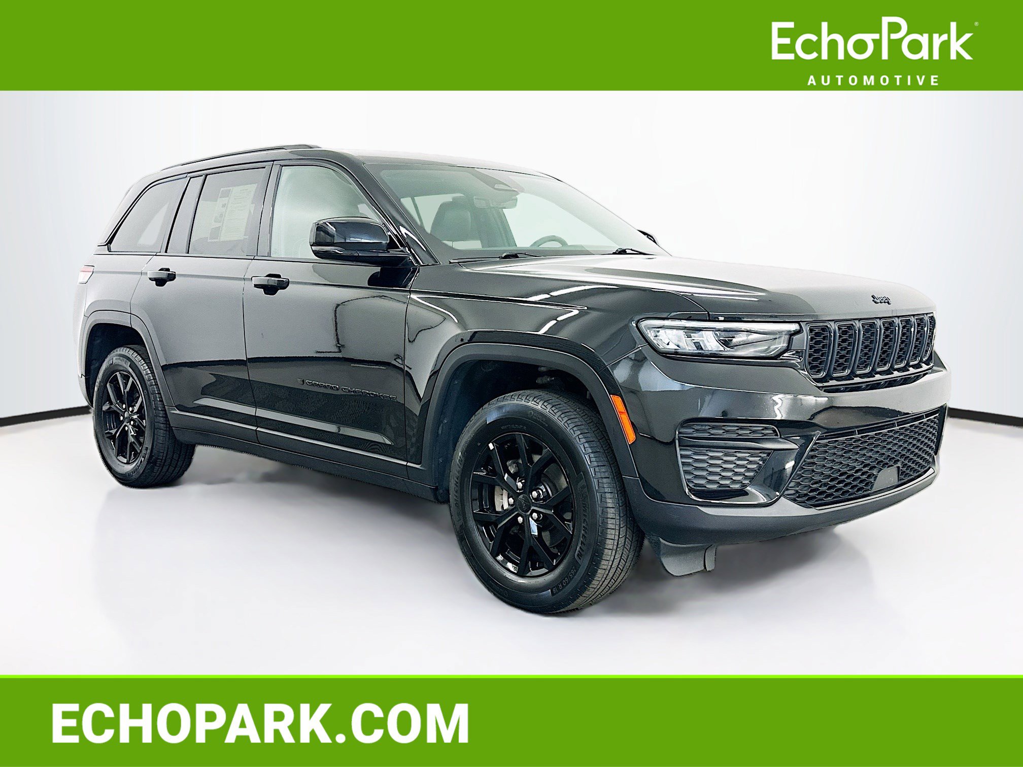 Used 2025 Jeep Grand Cherokee Altitude AWD/4WD image 1