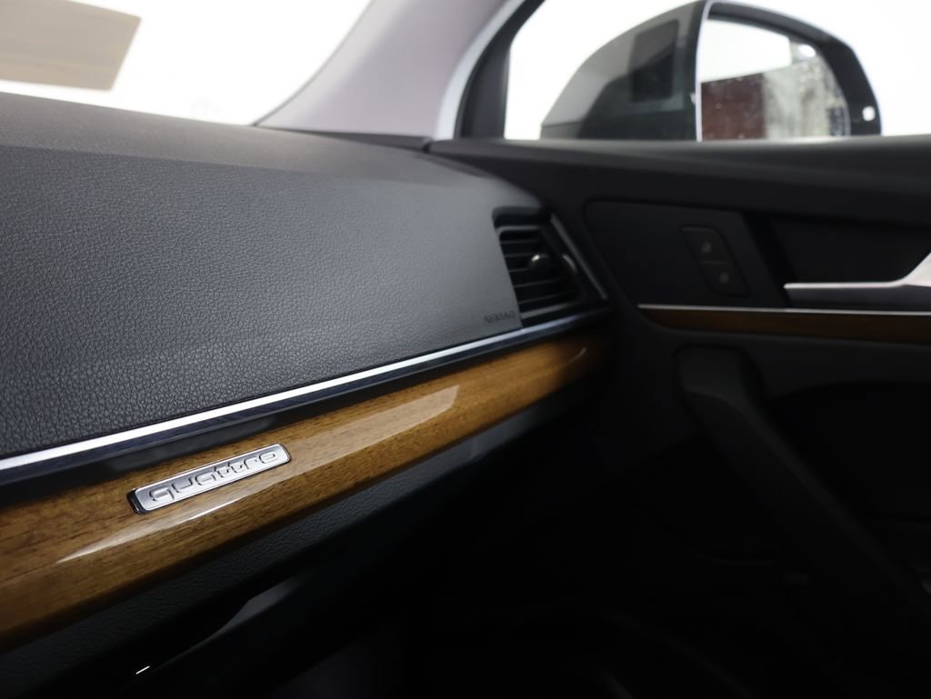 Used 2024 Audi Q5 e Premium w/ Convenience Package image 7