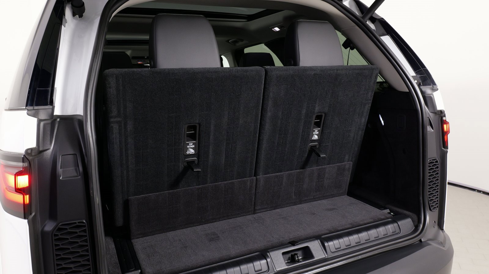 Used 2024 Land Rover Discovery S image 44