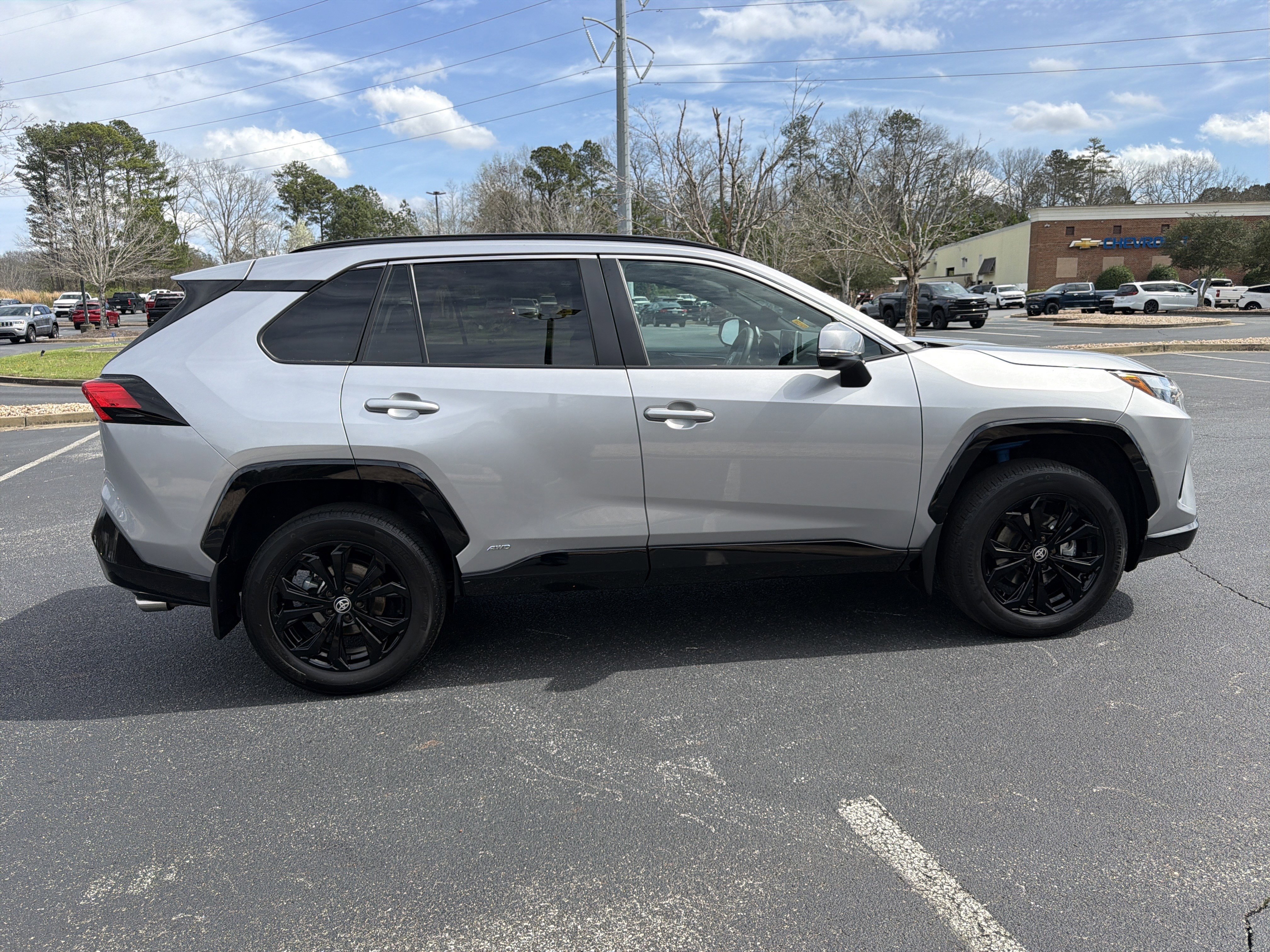 Used 2024 Toyota RAV4 SE w/ Convenience Package AWD/4WD image 4