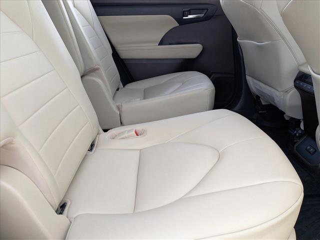 Used 2020 Toyota Highlander XLE image 17