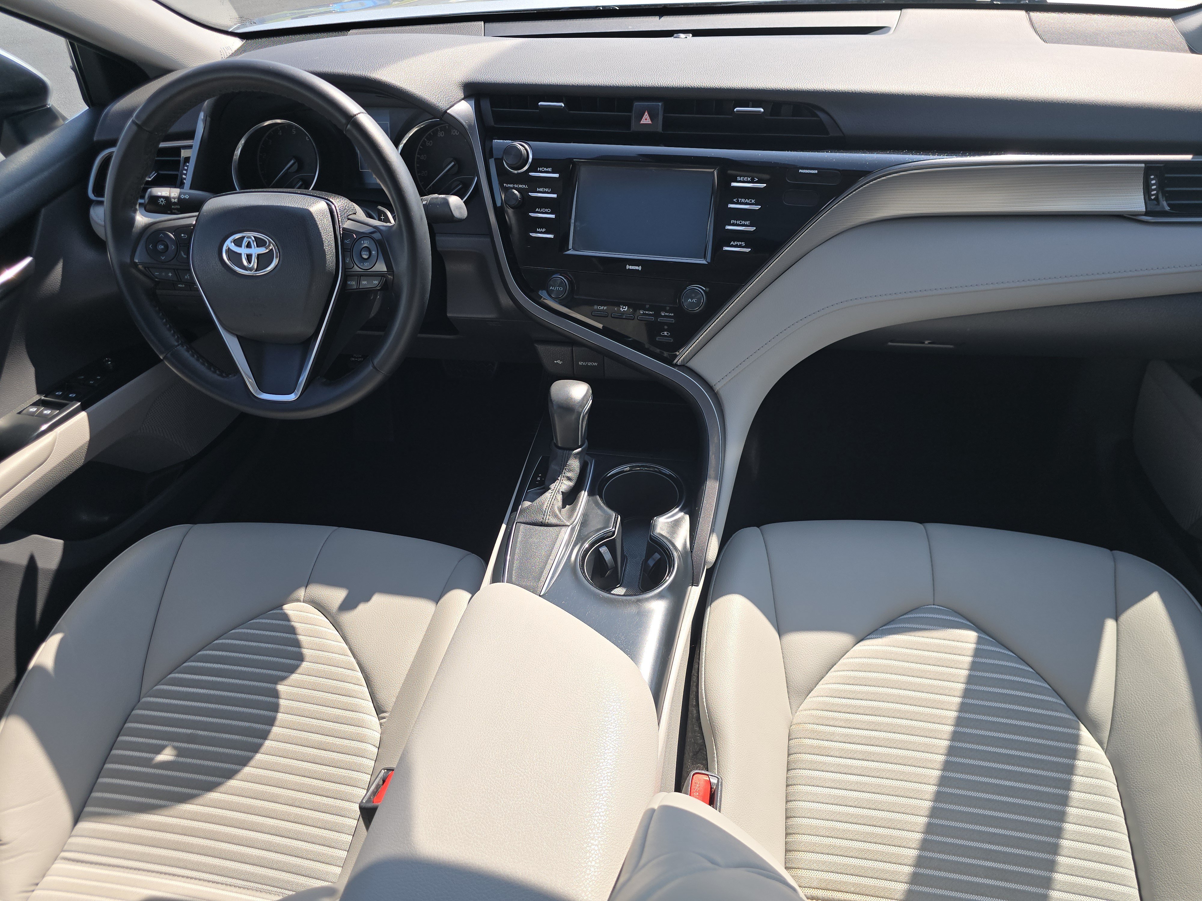 Used 2020 Toyota Camry SE FWD image 18