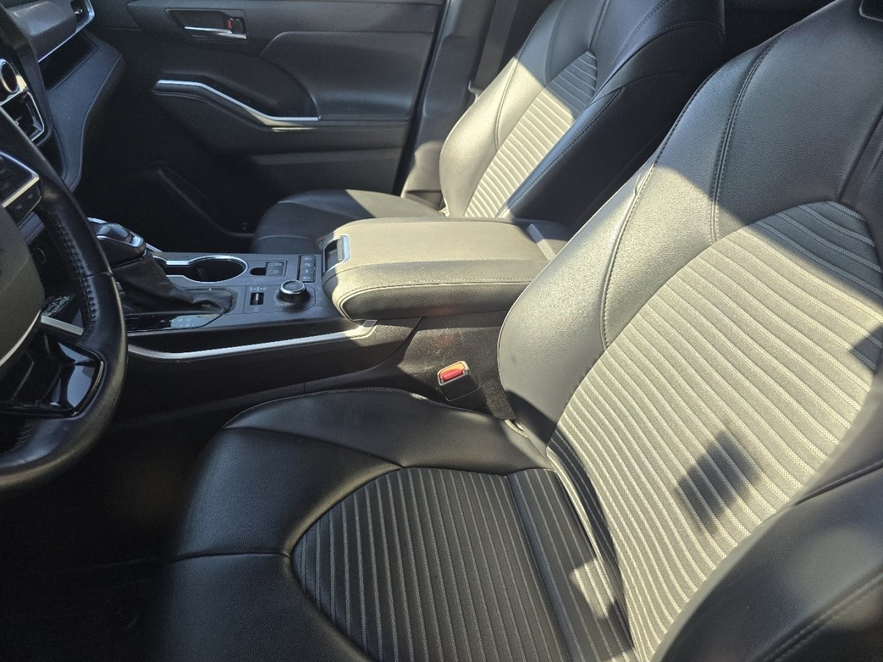 Used 2021 Toyota Highlander XSE AWD/4WD image 16
