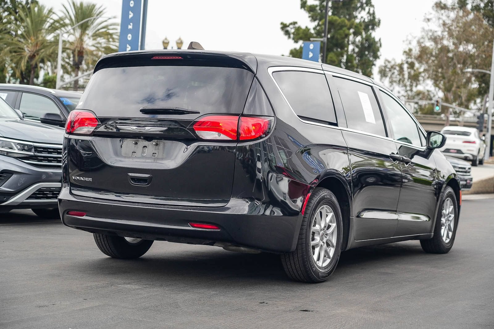 Used 2022 Chrysler Voyager LX FWD image 6