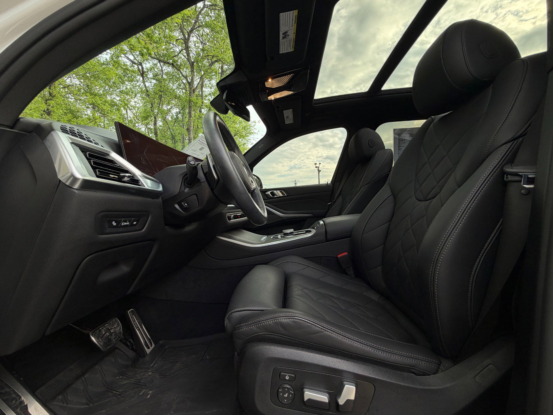 Used 2024 BMW X5 xDrive40i w/ M Sport Package image 9