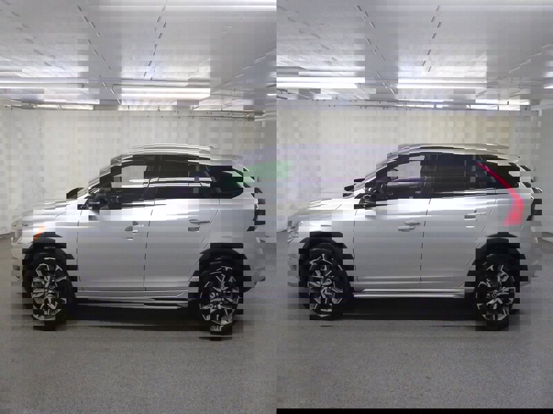 Used 2015 Volvo V60 T5 Cross Country w/ Convenience Package image 4