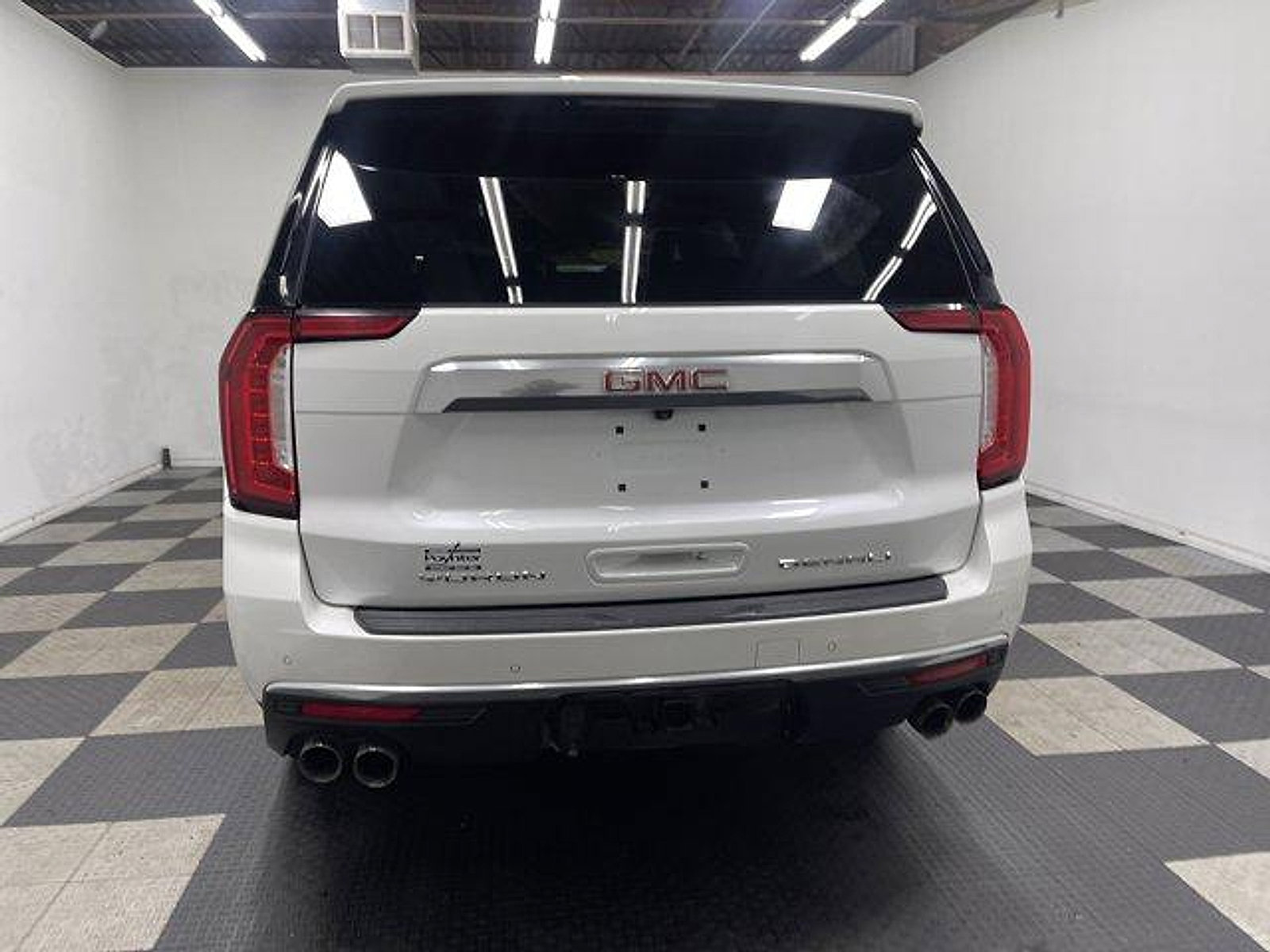 Used 2023 GMC Yukon XL Denali AWD/4WD image 3