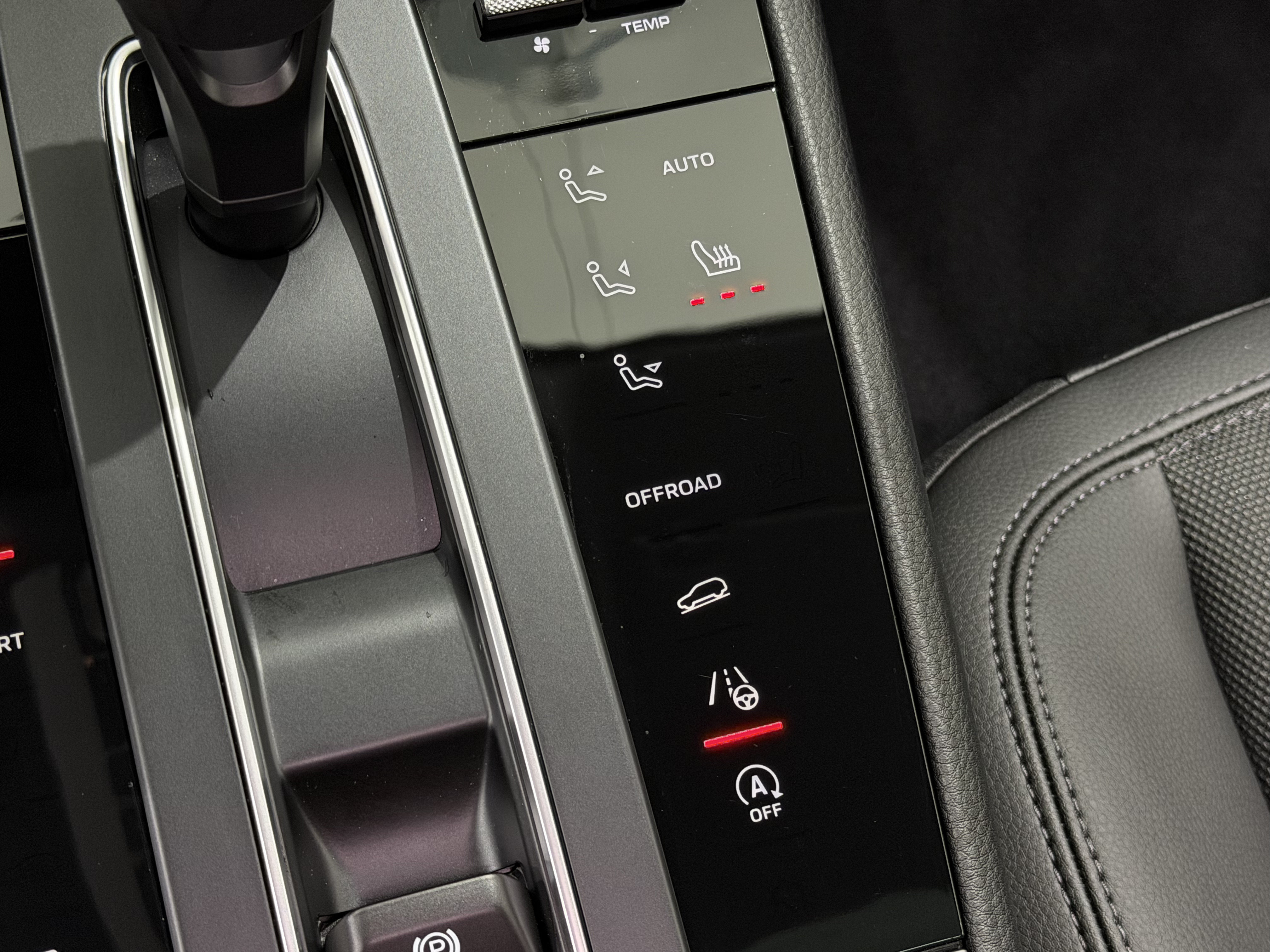 Certified 2026 Porsche Macan AWD/4WD image 35