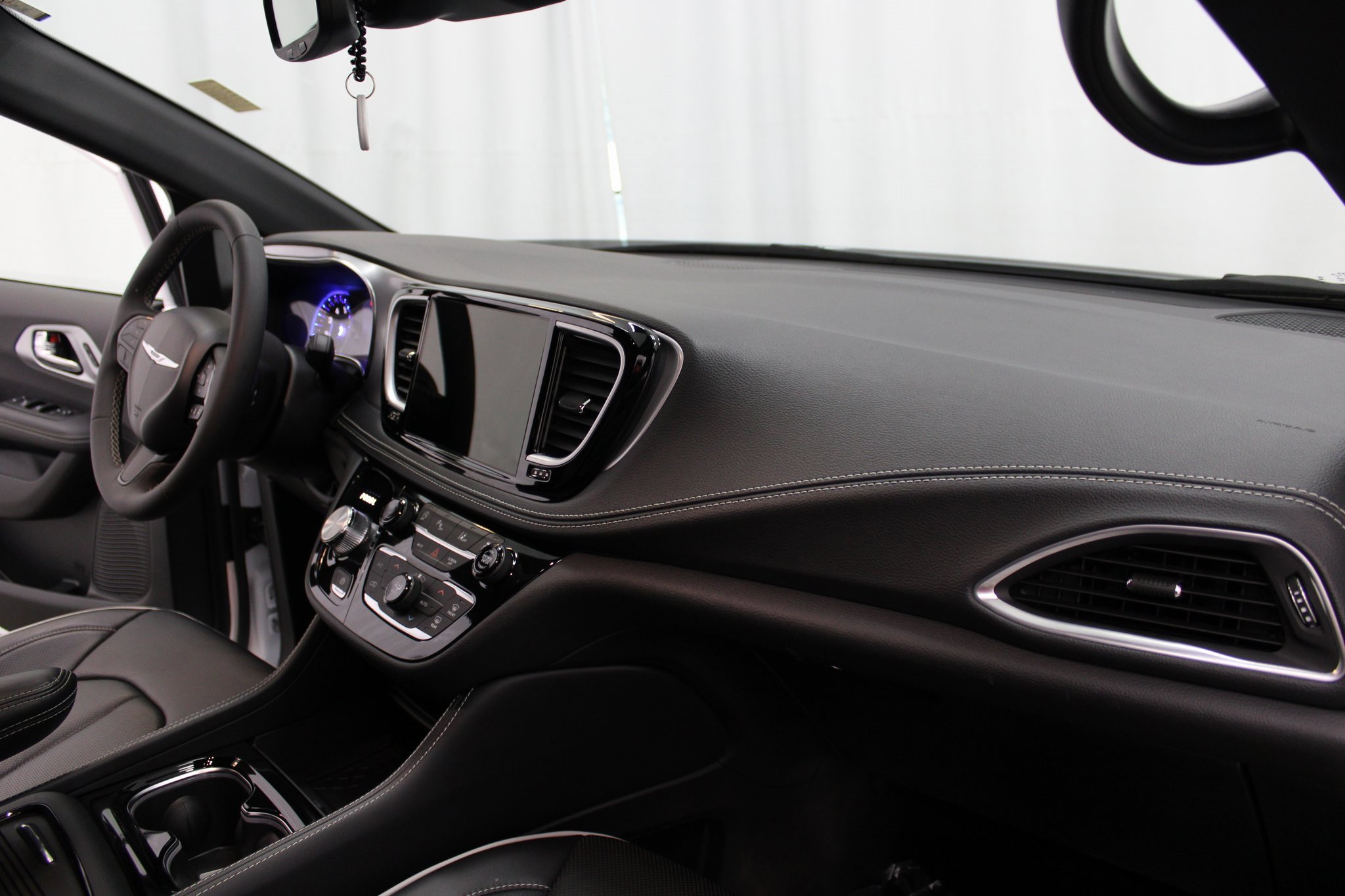 Used 2025 Chrysler Pacifica Limited image 29